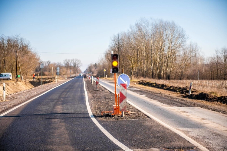 Ideiglenes út segíti a 48-as főút építkezését Debrecen közelében