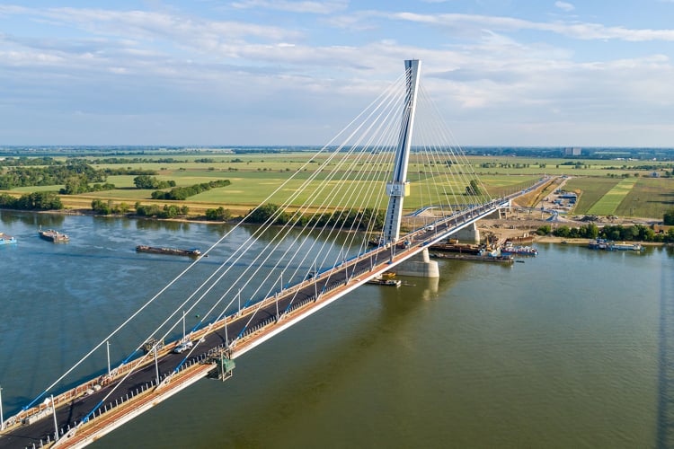 Átadták a Duna legmagasabb hídját Komárom és Révkomárom között