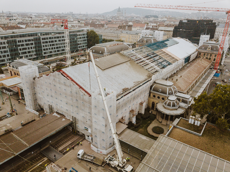 Megérkezett a Nyugati pályaudvar első, felújított tornya: a 19 méteres építményt már a helyére is emelték - videó
