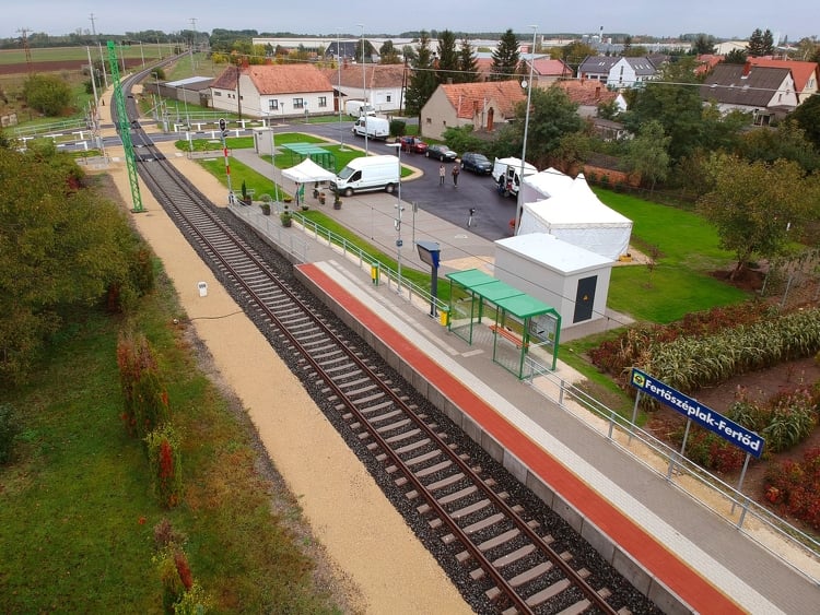 Mintegy 10 kilométernyi vasútvonal készült el a Fertő tó mellett