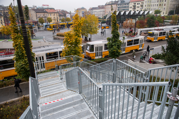 Buda legforgalmasabb terén is Layher lépcsőt használhatnak a járókelők