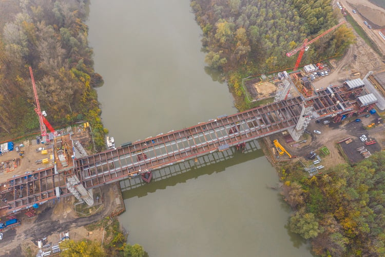 Óriási lépés az M44-es új Tisza-híd építésében: összeért a két oldal