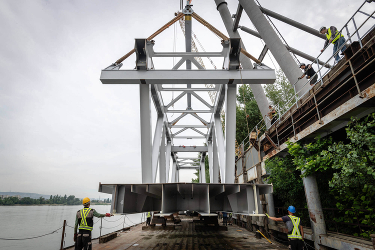87 méter hosszú, 425 tonnás hídelem került a helyére a Duna felett – videó