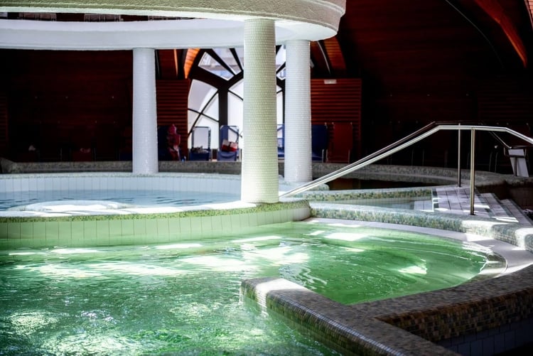 Új szállodával és csúszdaparkkal újul meg Békés fürdője