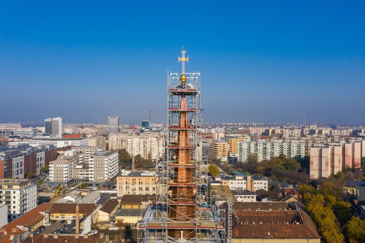 Layher állványokkal zajlik a 75 méter magas templomtorony felújítása 
