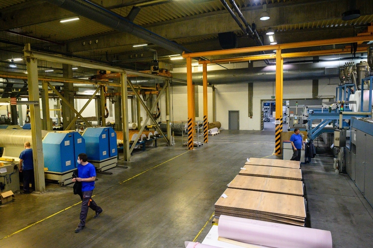Négy gyárat működtető magyar építőipari cég növeli kapacitását