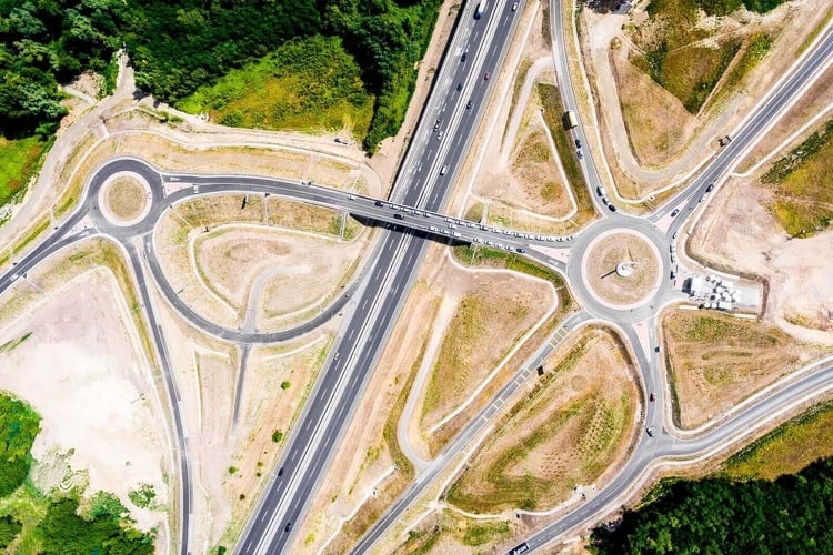 Újabb hatalmas fejlesztéscsomag érkezik Debrecenbe – közúti és fenntarthatósági projektek sora indul el