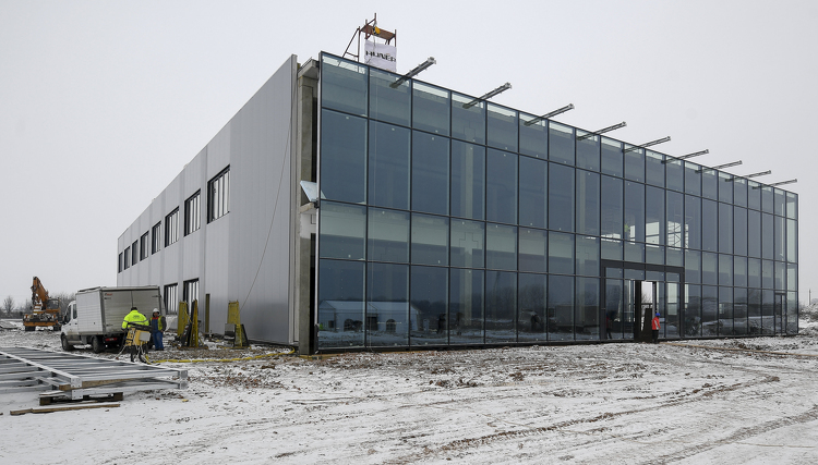 Svájci műszergyártó új üzemére került fel a bokréta Debrecenben