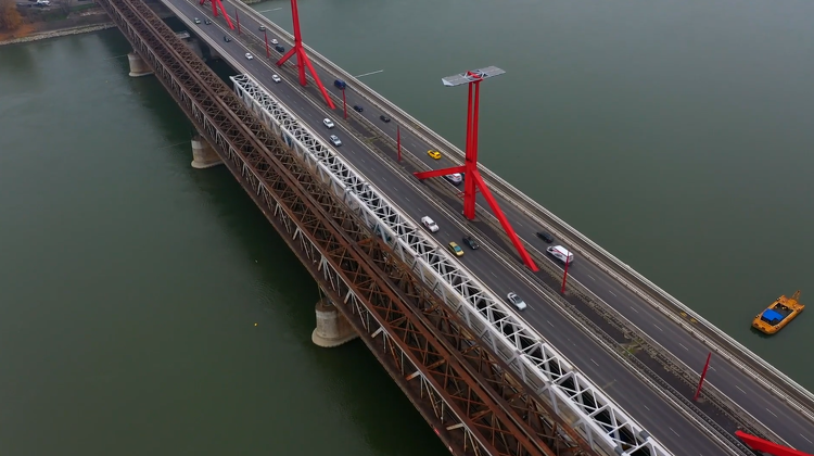 85 szakember munkájával került a helyére Budapesten ez a közel félezer tonnás hídelem – videó