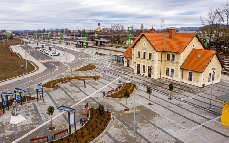 Dorog új buszmegállójából könnyű elérni a korszerű vasútállomást