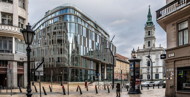 Üvegfalú luxusiroda tükrözi vissza a pesti belváros épületeit