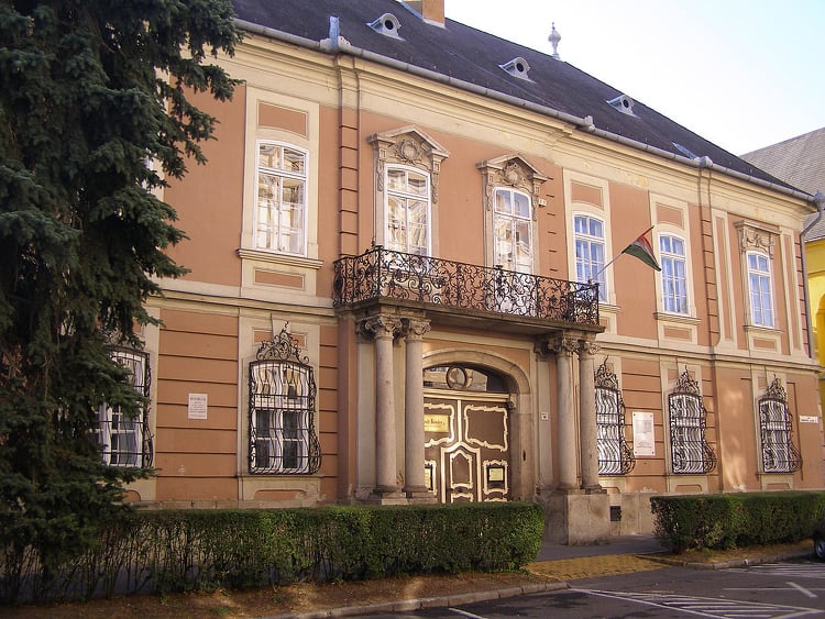 Komplex belváros felújítási program részeként újult meg Eger egyik legszebb palotája