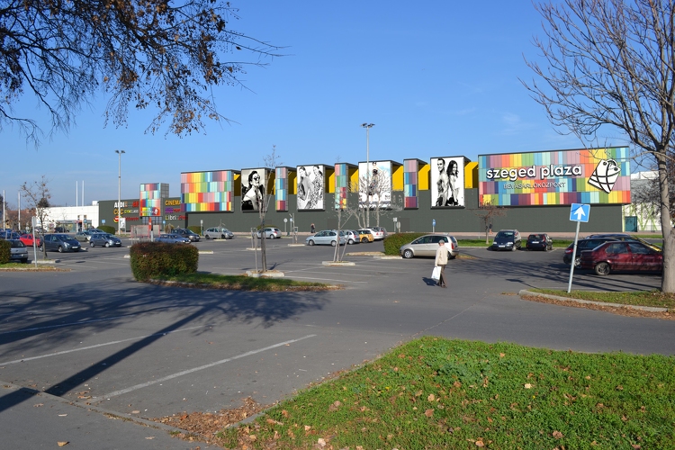 Látványos megoldásokkal modernizálják a Szeged Plázát