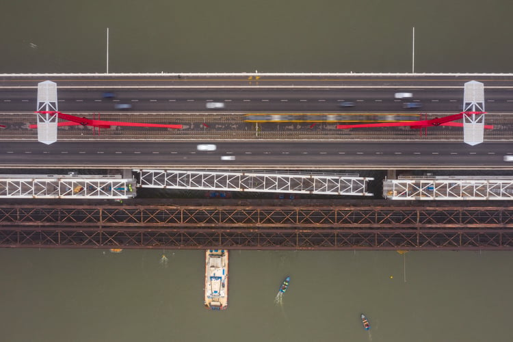 Videón mutatjuk meg, hogyan került helyére az új budapesti Duna-híd szerkezetének utolsó része