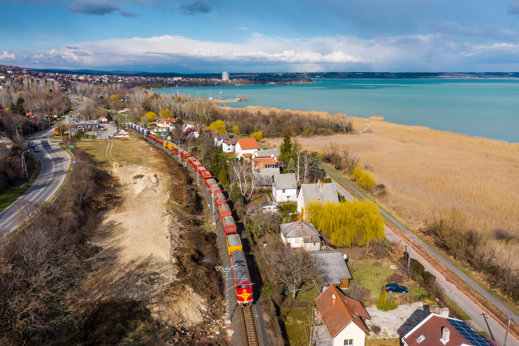 A felsővezeték-hálózat jelentős része már elkészült a Balaton északi partján