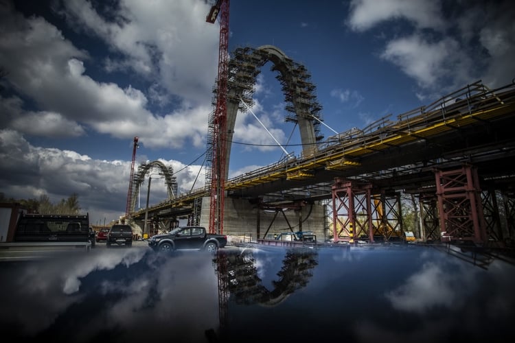 A leglátványosabb munkafázis zajlik az M44 tiszaugi hídjánál