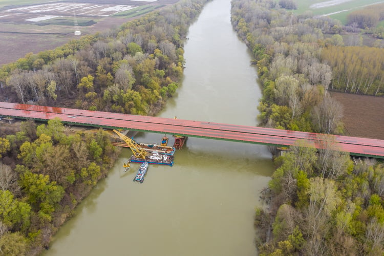 M4-es: elérte az utolsó pillért az új Tisza-híd jobb pályaszerkezete