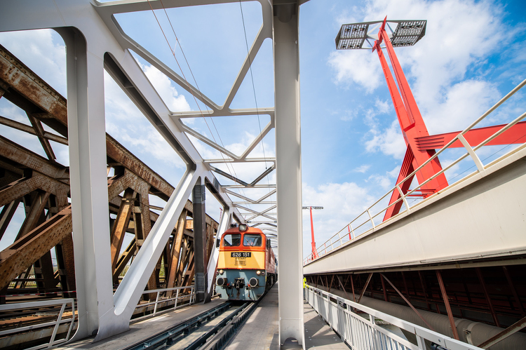 Így vette birtokba Szergej Budapest új vasúti hídját - videó és galéria