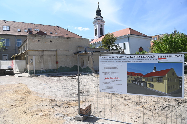 Új szárnyat kap egy református iskola Székesfehérváron