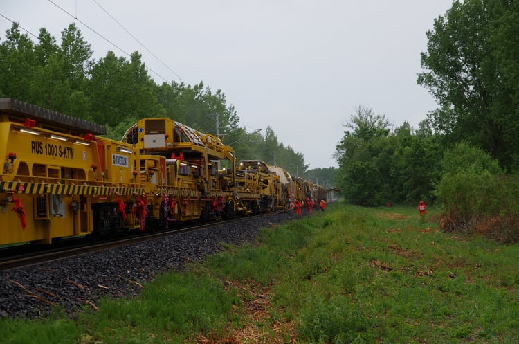 Több száz méter hosszú gépóriások segítik a hazai vasútfejlesztést