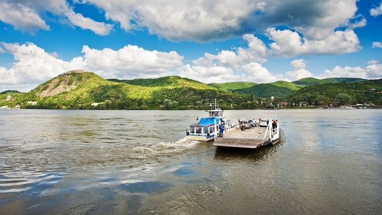 Már épül a komp Neszmély és a szlovákiai Dunaradvány között