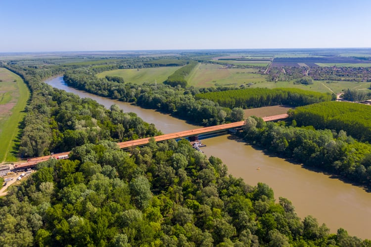M4-es Tisza-híd: elérte a keleti hídfőt a szerkezet, lezárult a tolás