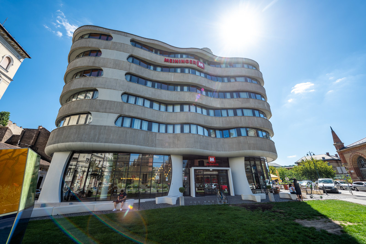 Helyére került a nívódíjat jelző tábla Budapest karakteres új hoteljén