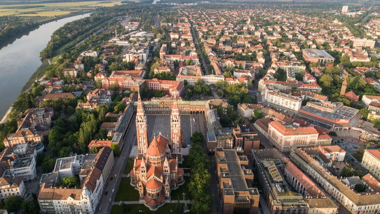 Egyedileg tervezett elemekkel újul meg Szeged belvárosa