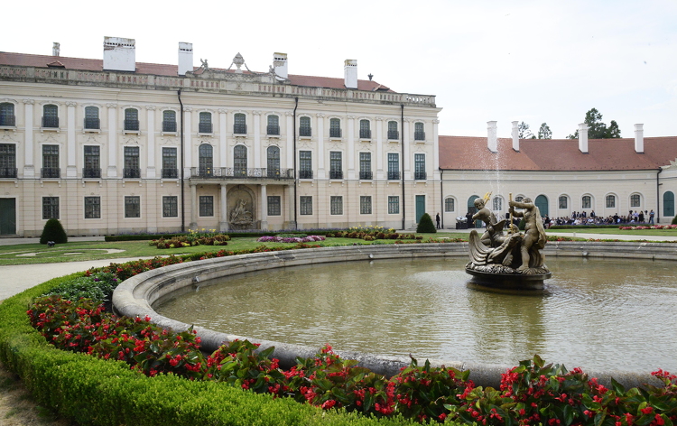 Látványos felújítás után adták át Magyarország egyik legszebb kastélyának nyugati szárnyát
