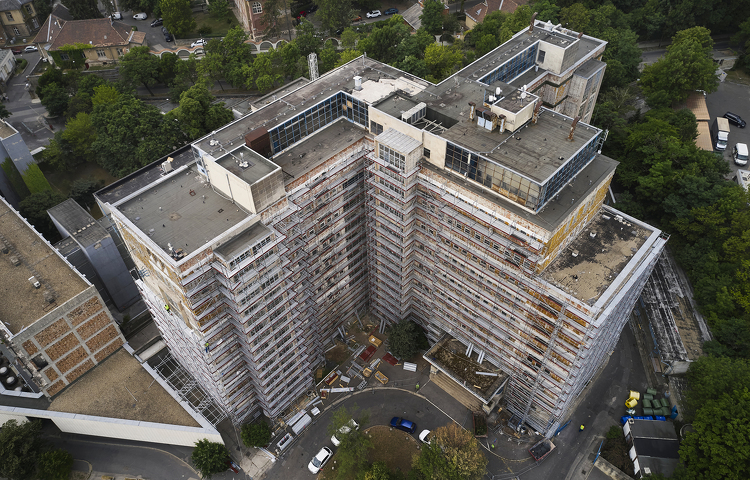 Megújul a Kútvölgyi Kórház toronyépülete: 34 méter magas Layher állványrendszert építettek ki