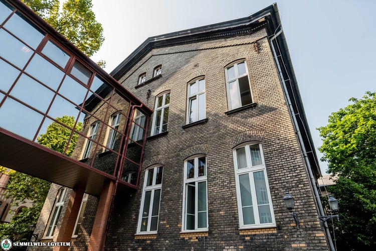Megújult a Semmelweis Egyetem fontos része: átadtak egy modern klinikát a fővárosban