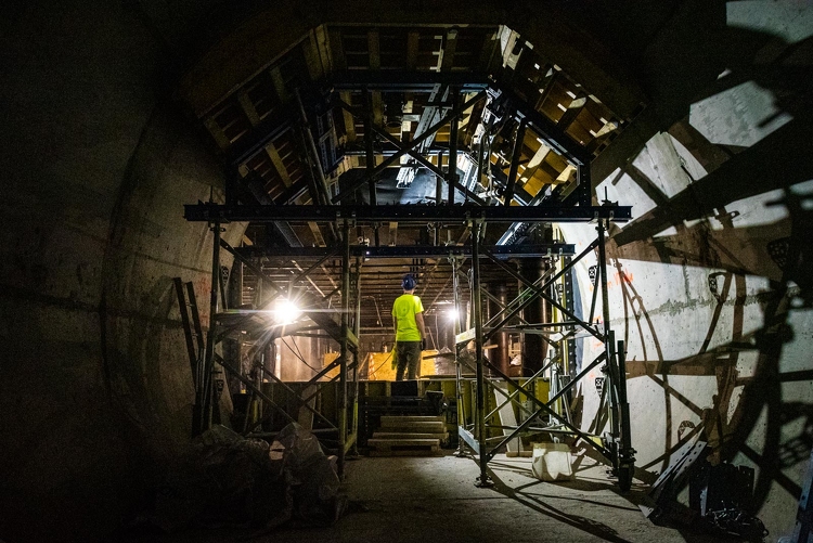 M3-as metró: a Deák tér új gyalogos alagútján látványosan halad a munka
