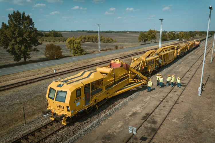 Újabb nagyteljesítményű munkagépek segítik a hazai vasútfejlesztést