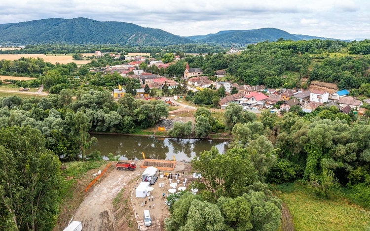 Egy lépéssel közelebb: beemelték az új magyar-szlovák határhíd acél főtartóit