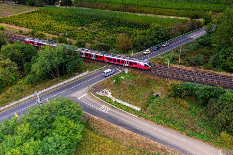 Megújult vasúti átjáró teszi biztonságosabbá Farmos közlekedését