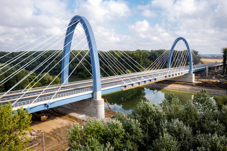 Újabb esemény az épülő Tisza-hídon: sor került a hagyományos hordógurításra 