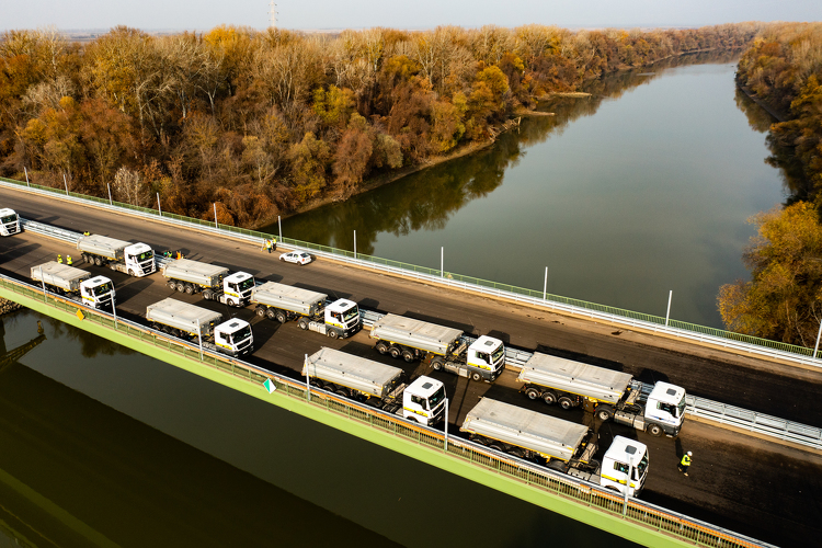 Hordó után tehergépkocsik gurultak át az új Tisza-hídon