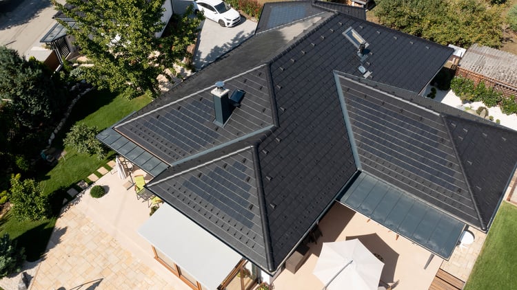 Az eddiginél is hatékonyabb lesz a magyar napelemes tetőcserép