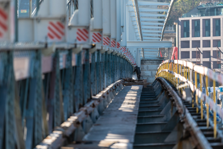 Lánchíd: már látszik a budai hídfő aluljárójának tágasabb, új formája