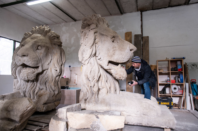 Így nyerik vissza régi fényüket Budapest szimbolikus jelentőségű szobrai, a Lánchíd oroszlánjai