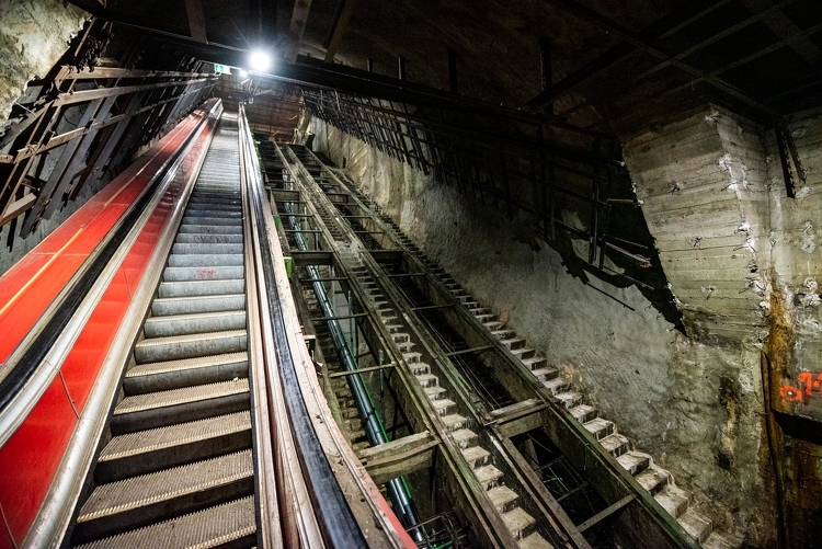 A föld alatt - Kisfilm készült az M3-as metró Deák téri felújításáról  