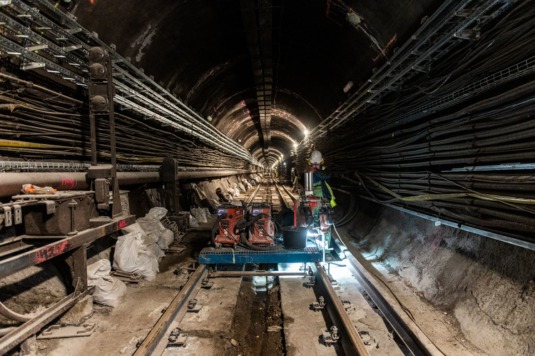 Egyedi technológiával építik az M3-as metró sínleerősítését
