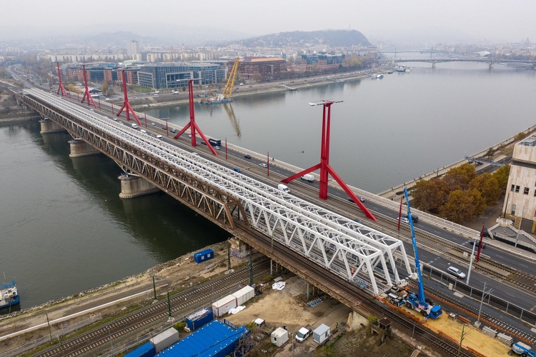 Mozdonnyal és 14 zúzottkővel megpakolt vagonnal ellenőrizték Budapest legújabb hídjának állóképességét - galéria