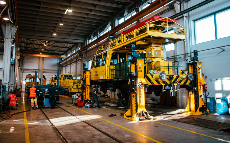 A legnagyobb vasúti járművek is igénylik a törődést - bemutatjuk a Swietelsky Vasúttechnika szerelőcsarnokát