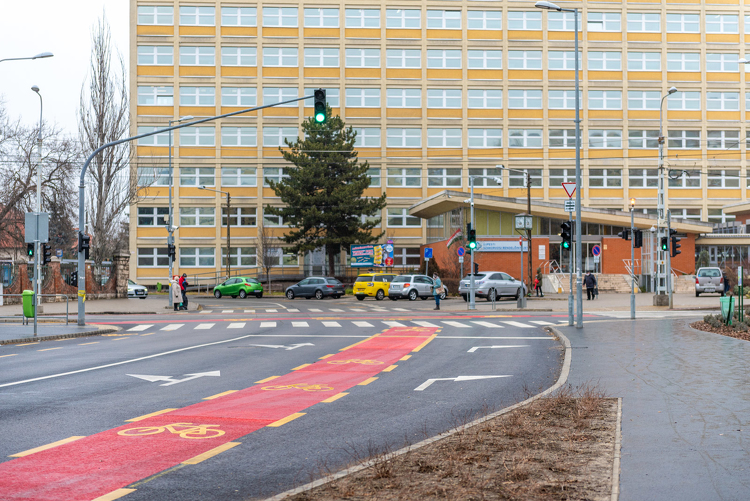 Akadálymentességi, biztonsági és zöld szempontok is érvényesültek: megújult a Rózsa utca Újpesten