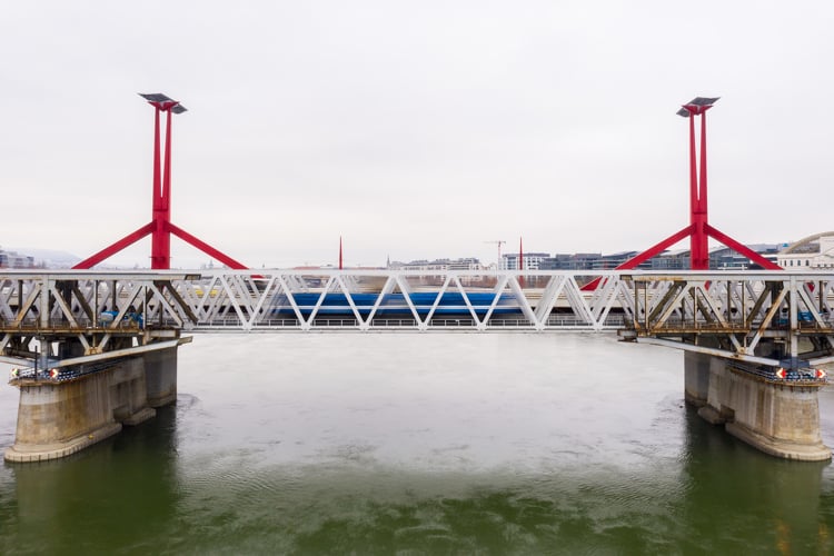 Duna-hidat vehettek birtokba a fővárosban a vonatok