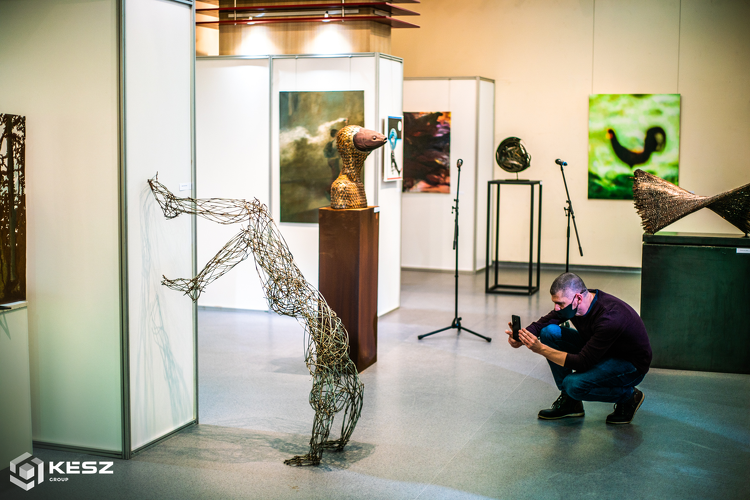 Kortárs képzőművészeti kiállítással és különleges utcai acélinstallációval dobja fel Kecskemétet a KÉSZ Csoport - galéria