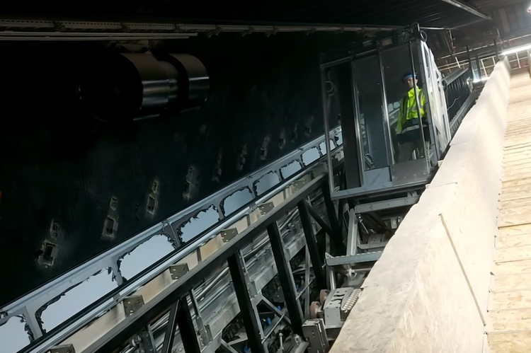 Sikló a föld alatt: már használható a ferdepályás lift az M3-as metró vonalán - videó