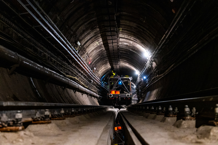 M3-as metró: több mint 100 kilométer kábelen keresztül jut el az energia a szerelvényekhez és az alagutakba