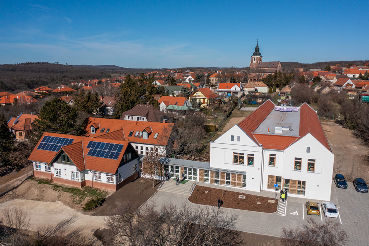 Zárt átjáróval és tornateremmel jött létre a Veszprém közeli iskola új épülete
